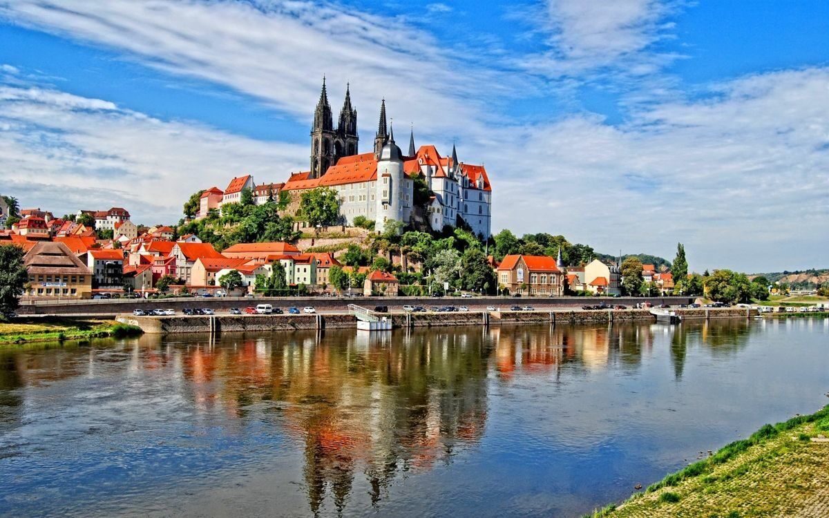 Horlivkada cumshot bilan juda chuqur oral seks